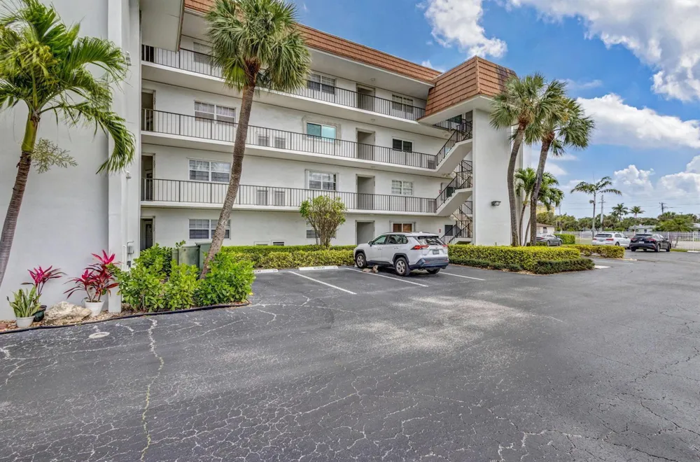2936 Lake Shore Drive #309 Riviera Beach, FL 33404