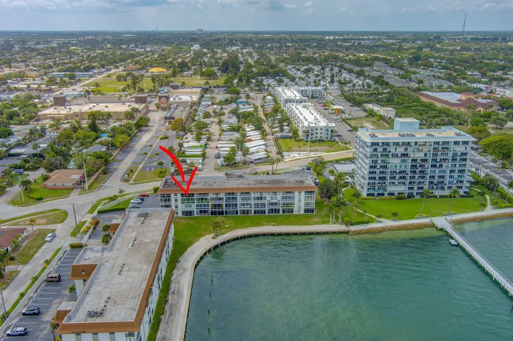 2936 Lake Shore Drive #309 Riviera Beach, FL 33404