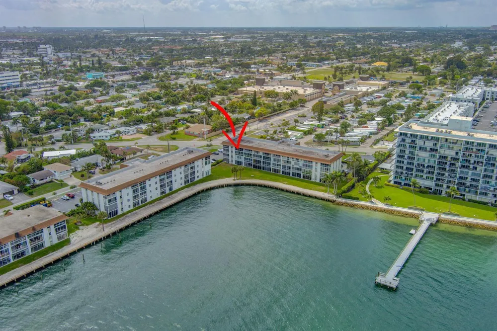 2936 Lake Shore Drive #309 Riviera Beach, FL 33404