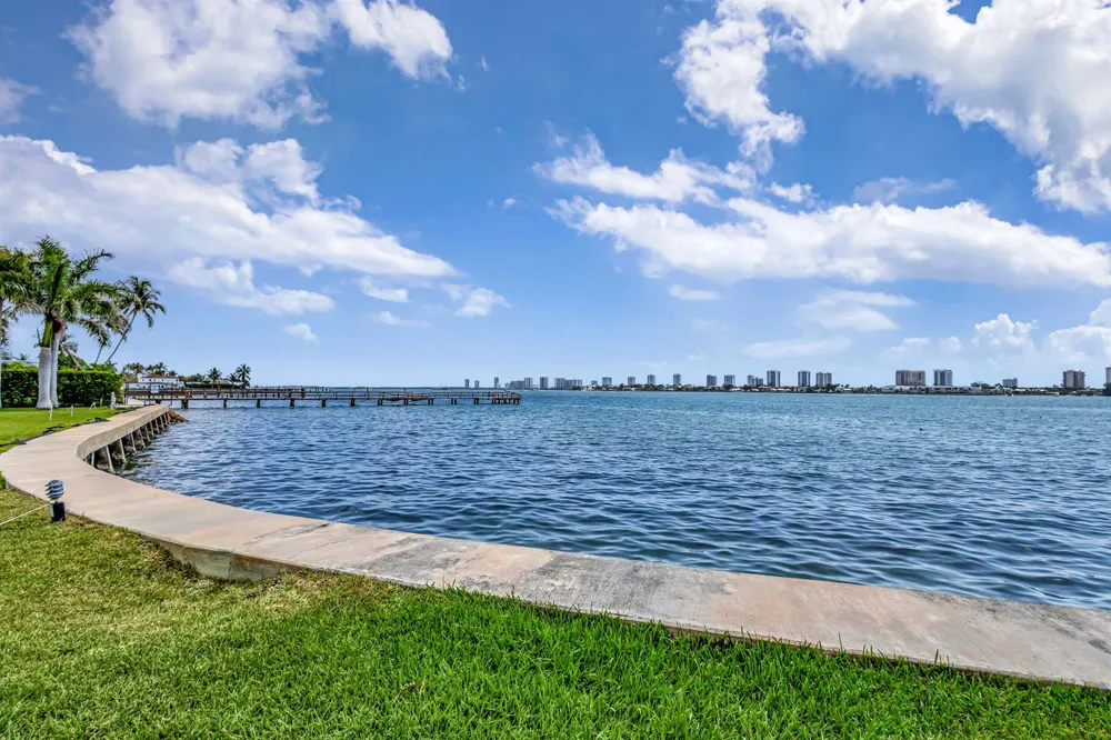 2936 Lake Shore Drive #309 Riviera Beach, FL 33404