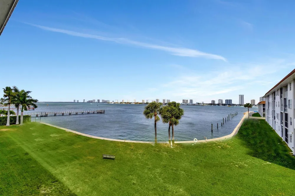 2936 Lake Shore Drive #309 Riviera Beach, FL 33404