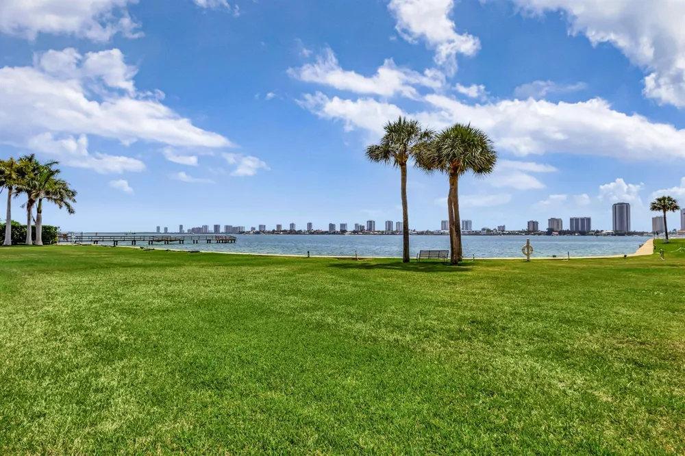 2936 Lake Shore Drive #309 Riviera Beach, FL 33404