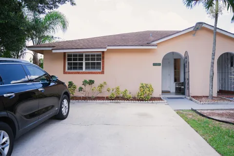 1425 Riverside Circle