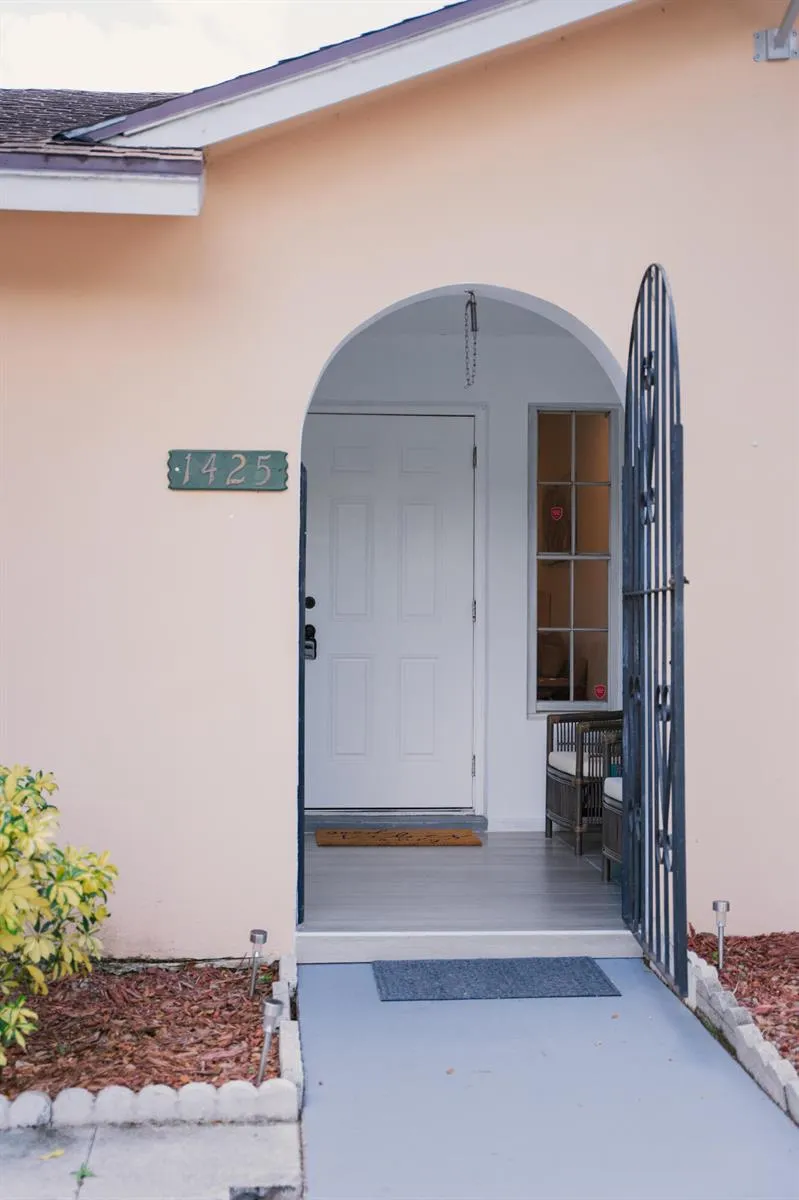 1425 Riverside Circle Wellington, FL 33414