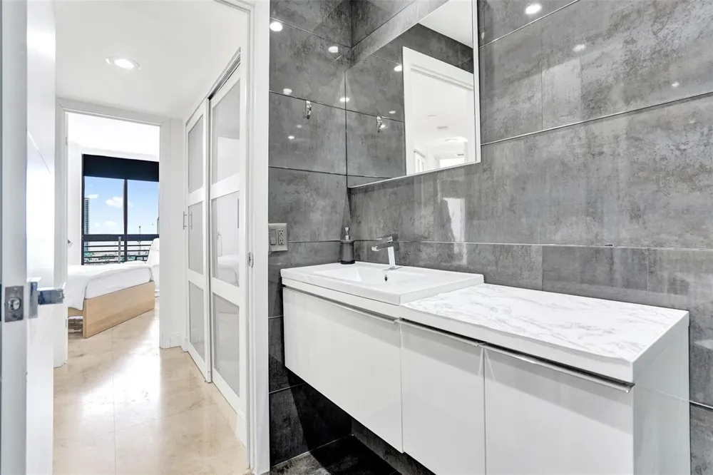 19101 NE 36th Court #1709 Aventura, FL 33180