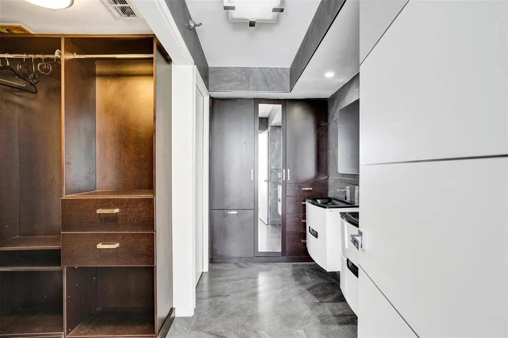 19101 NE 36th Court #1709 Aventura, FL 33180