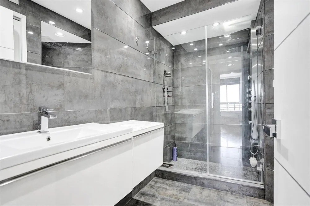 19101 NE 36th Court #1709 Aventura, FL 33180