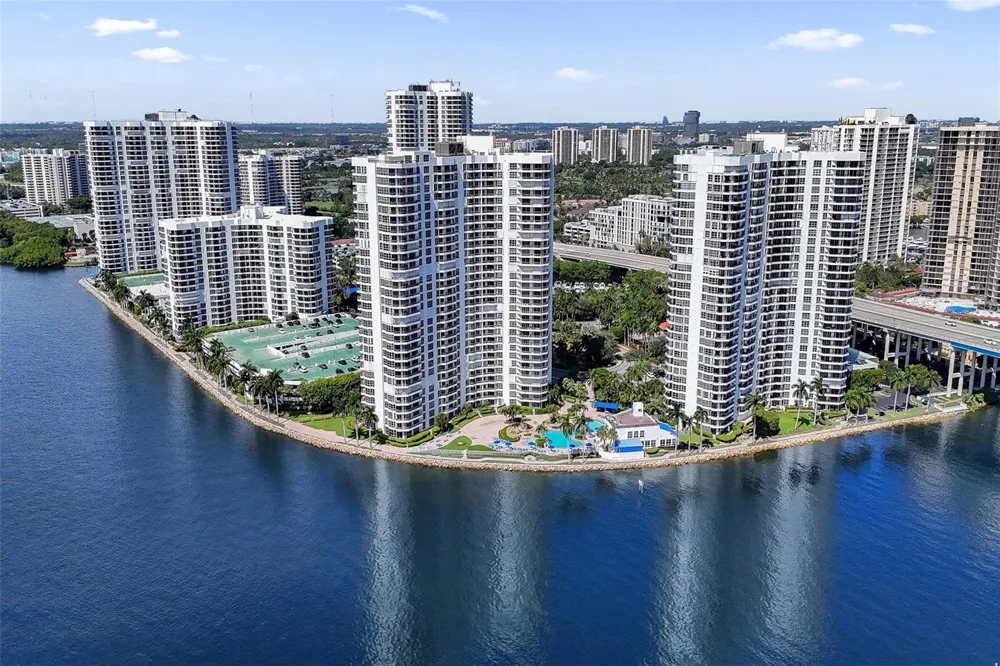 19101 NE 36th Court #1709 Aventura, FL 33180