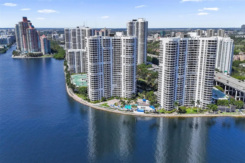 19101 NE 36th Court #1709 Aventura, FL 33180