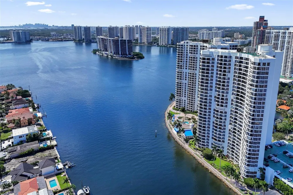 19101 NE 36th Court #1709 Aventura, FL 33180
