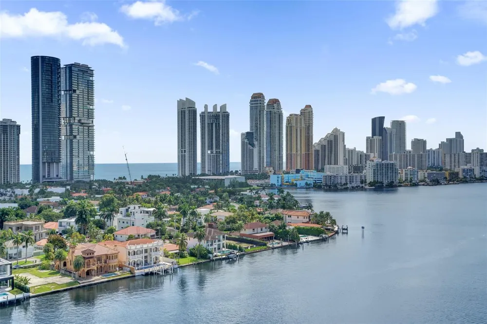 19101 NE 36th Court #1709 Aventura, FL 33180