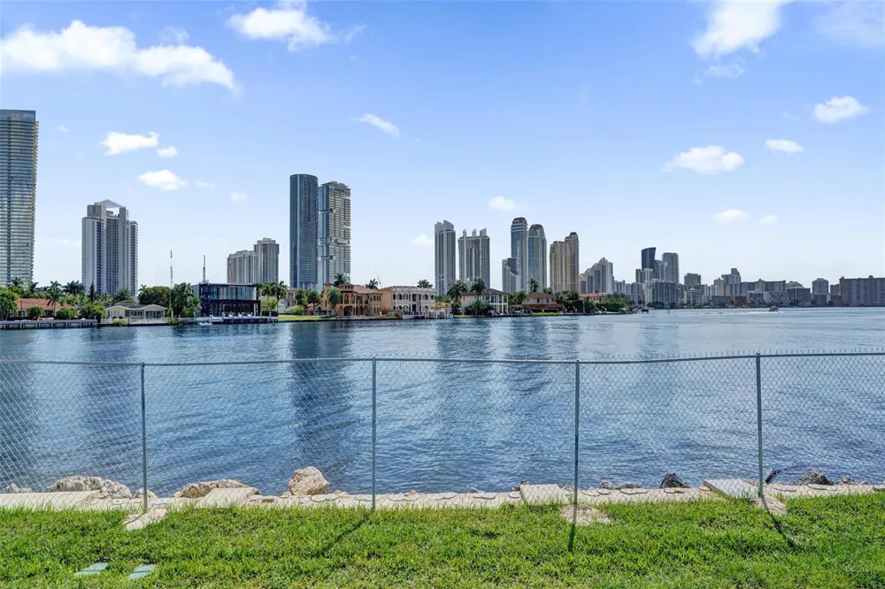 19101 NE 36th Court #1709 Aventura, FL 33180