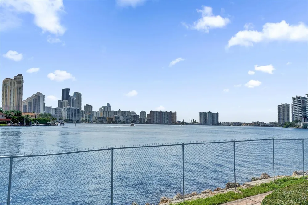 19101 NE 36th Court #1709 Aventura, FL 33180