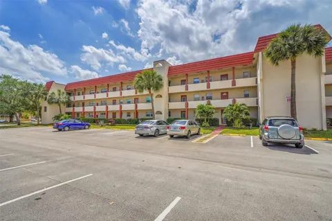 2901 Sunrise Lakes Drive #101