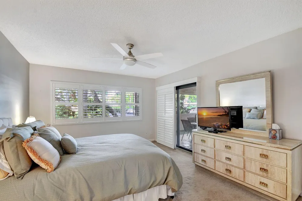 318 Oak Harbour Drive #318 Juno Beach, FL 33408