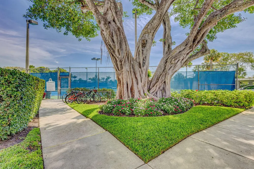 318 Oak Harbour Drive #318 Juno Beach, FL 33408