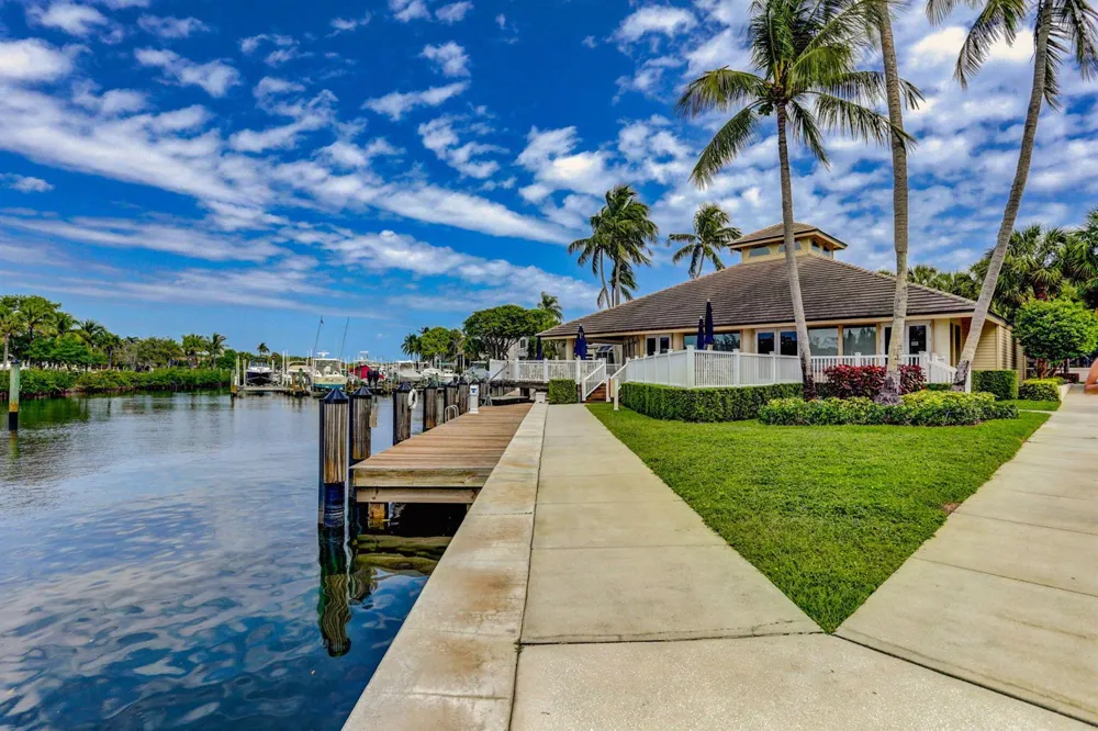 318 Oak Harbour Drive #318 Juno Beach, FL 33408