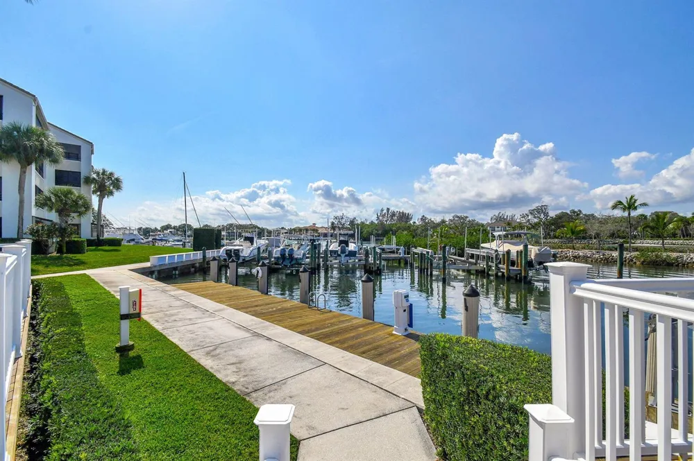 318 Oak Harbour Drive #318 Juno Beach, FL 33408