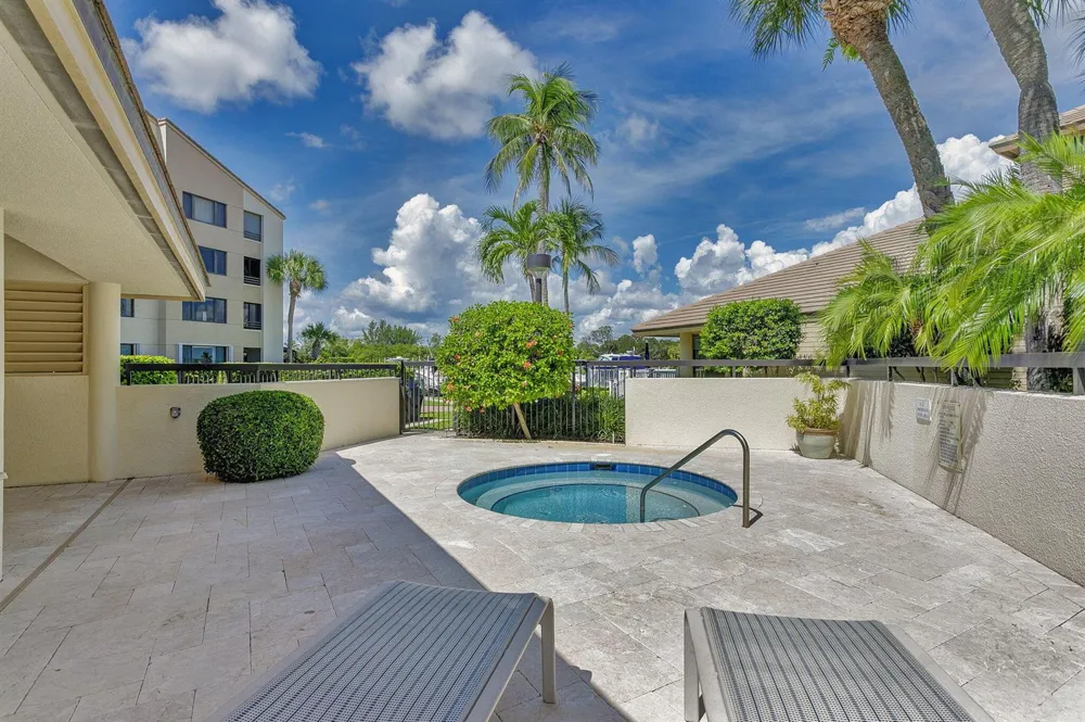 318 Oak Harbour Drive #318 Juno Beach, FL 33408