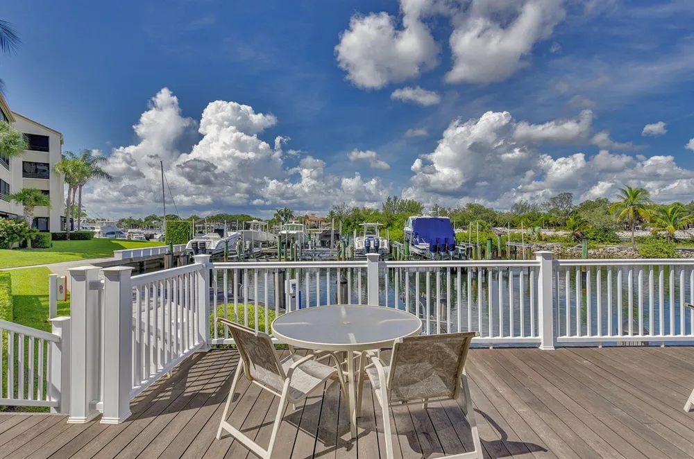 318 Oak Harbour Drive #318 Juno Beach, FL 33408