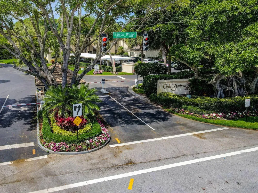 318 Oak Harbour Drive #318 Juno Beach, FL 33408