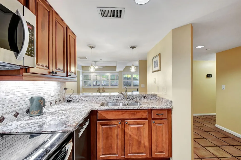318 Oak Harbour Drive #318 Juno Beach, FL 33408