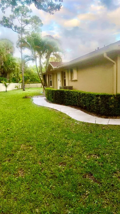 2004 Maplewood Drive #2004