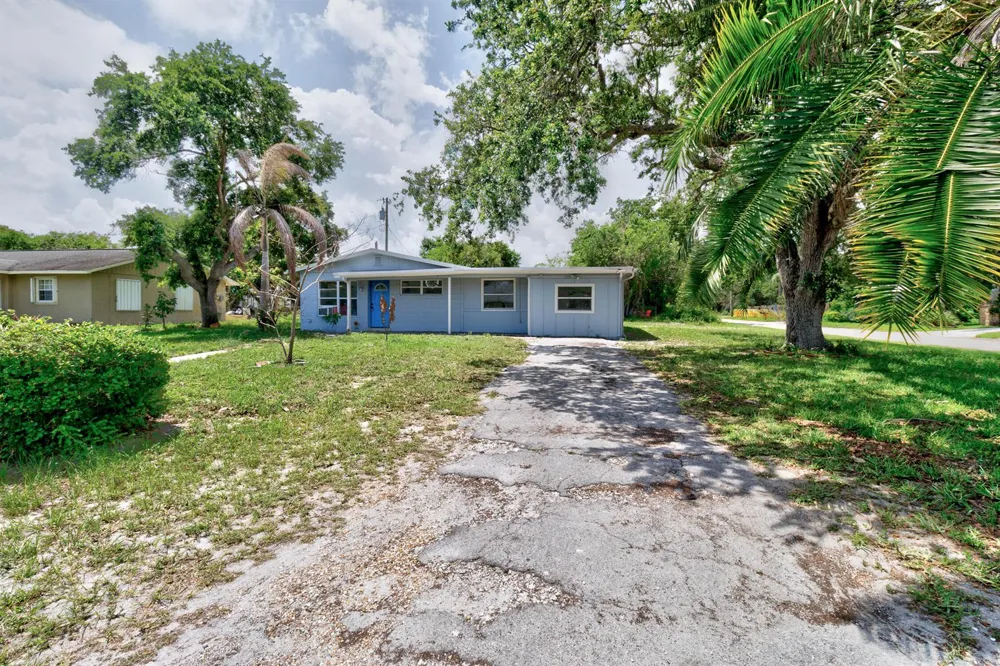 775 SW 4th Pl Place SW Vero Beach, FL 32962