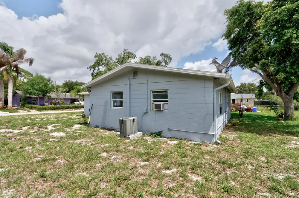 775 SW 4th Pl Place SW Vero Beach, FL 32962