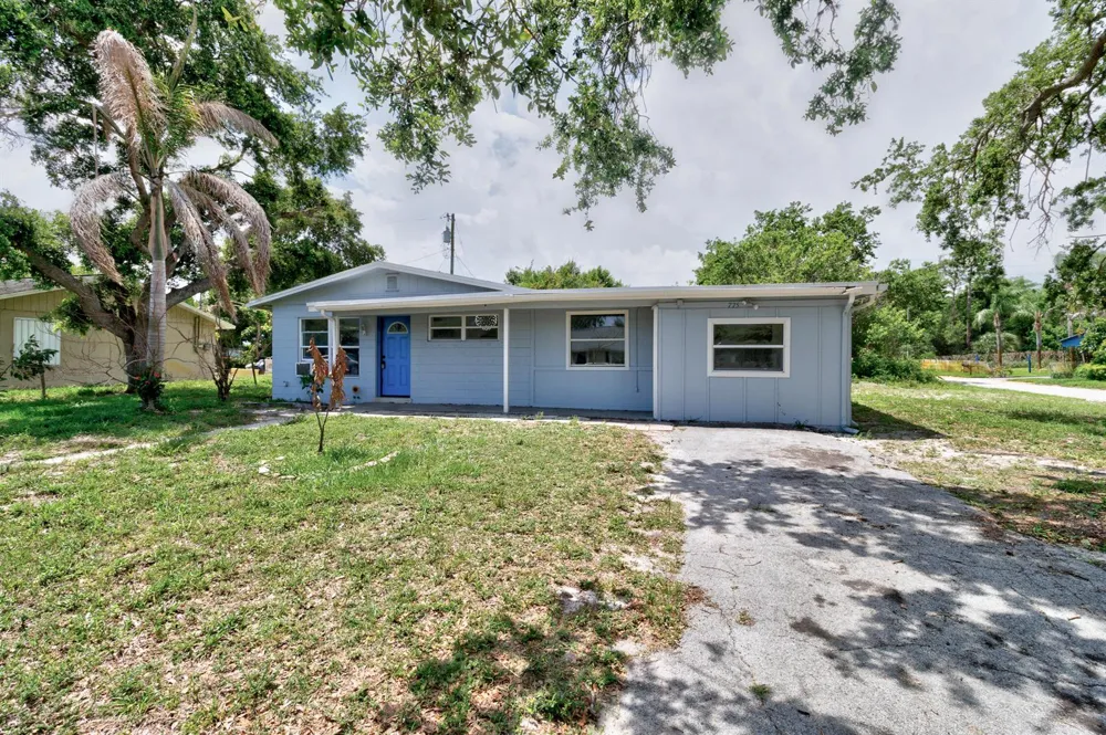 775 SW 4th Pl Place SW Vero Beach, FL 32962