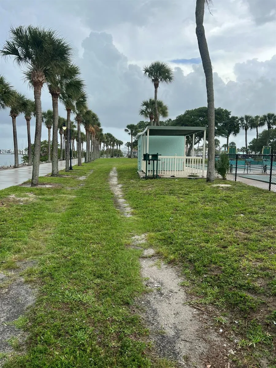 208 Avenue E Fort Pierce, FL 34950