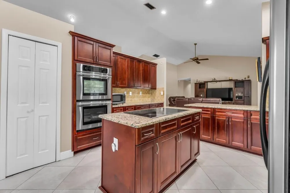 895 NW 110th Lane Coral Springs, FL 33071