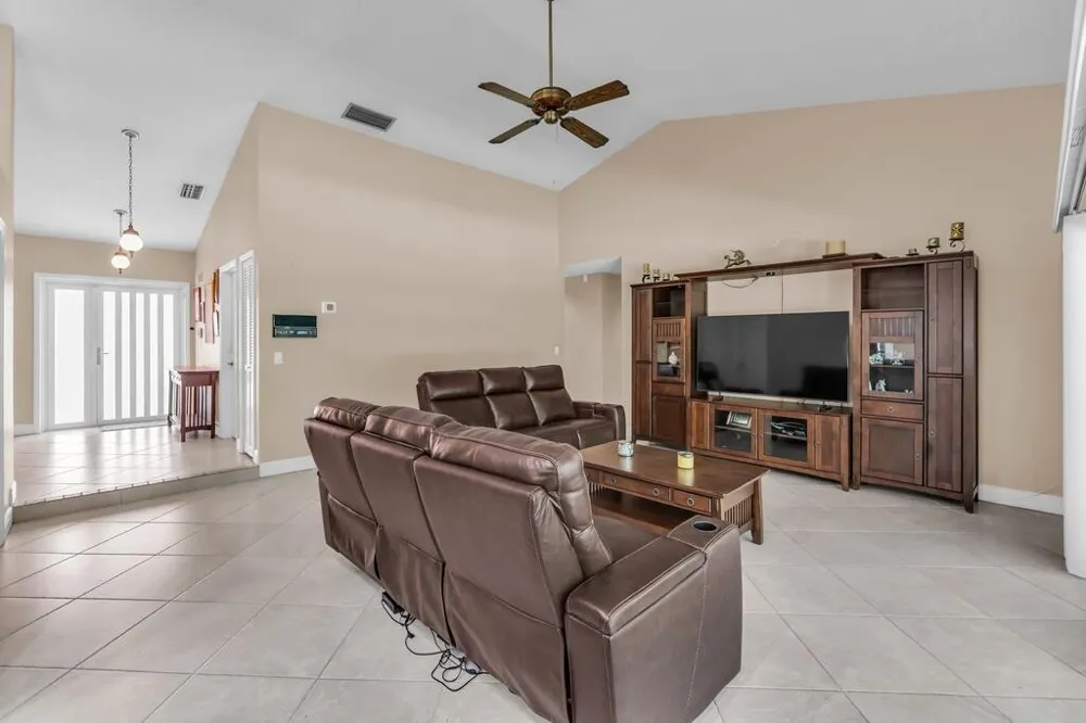 895 NW 110th Lane Coral Springs, FL 33071