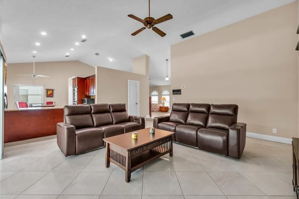 895 NW 110th Lane Coral Springs, FL 33071