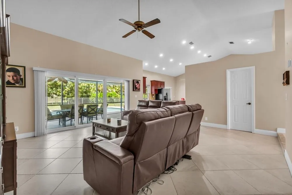 895 NW 110th Lane Coral Springs, FL 33071