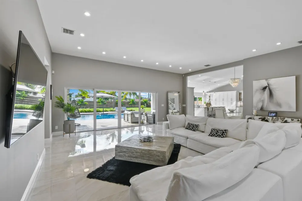 7101 W Lake Drive Lake Clarke Shores, FL 33406
