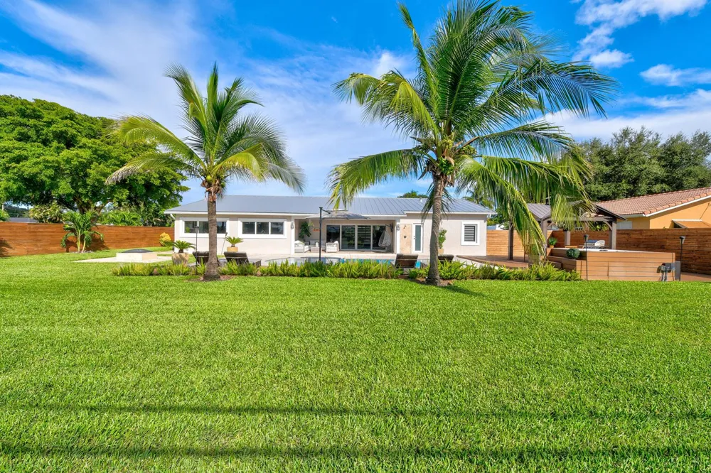 7101 W Lake Drive Lake Clarke Shores, FL 33406