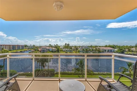 1160 Hillsboro Mile #305