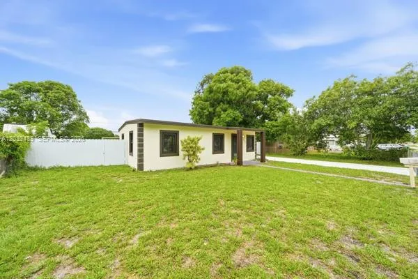 2520 NW 160th St Miami Gardens, FL 33054