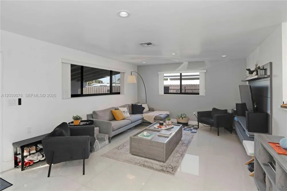 6751 SW 13th St Miami, FL 33144