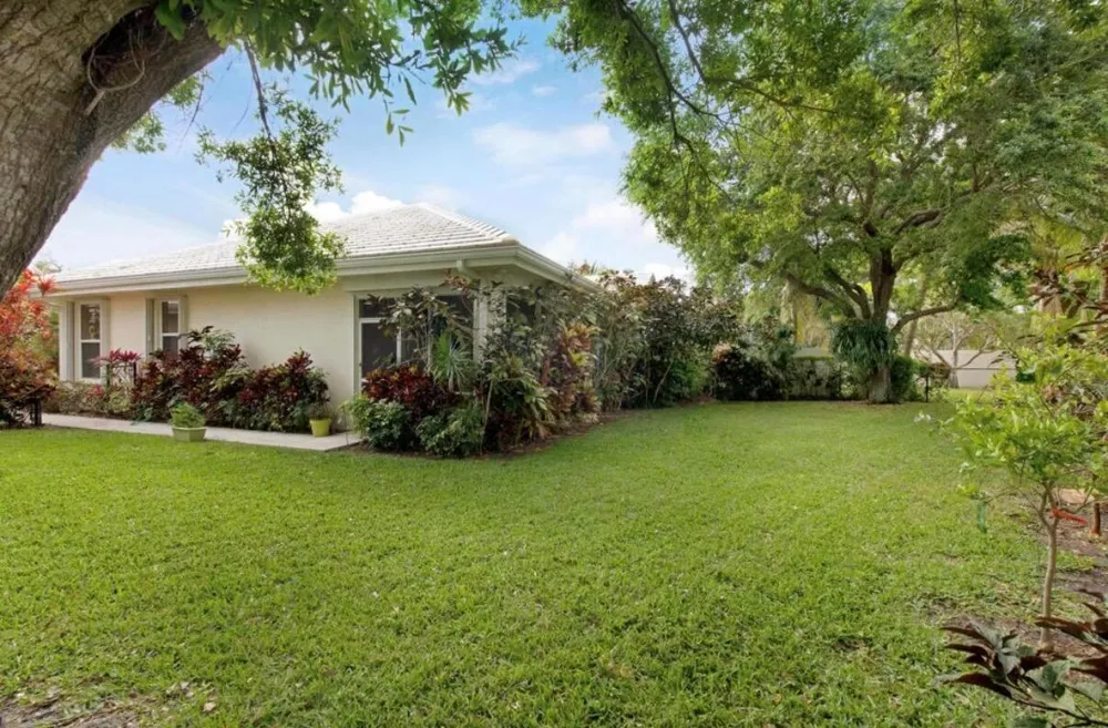 1092 Bedford Avenue Palm Beach Gardens, FL 33403