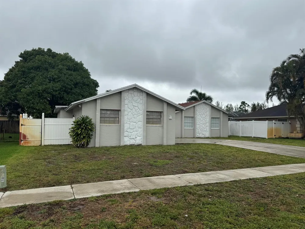 589 Cashiers Drive West Palm Beach, FL 33413