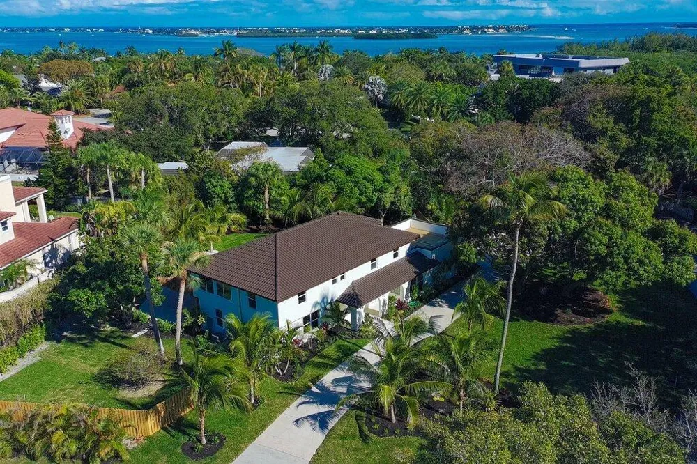 37 E High Point Road Sewalls Point, FL 34996