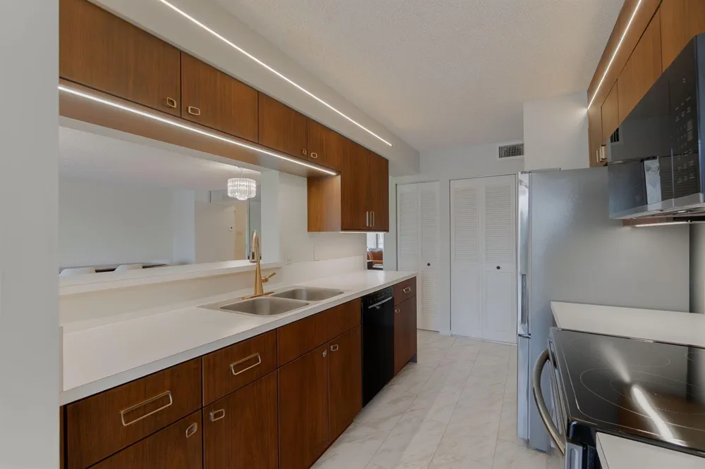 102 Half Moon Circle #G2 Hypoluxo, FL 33462