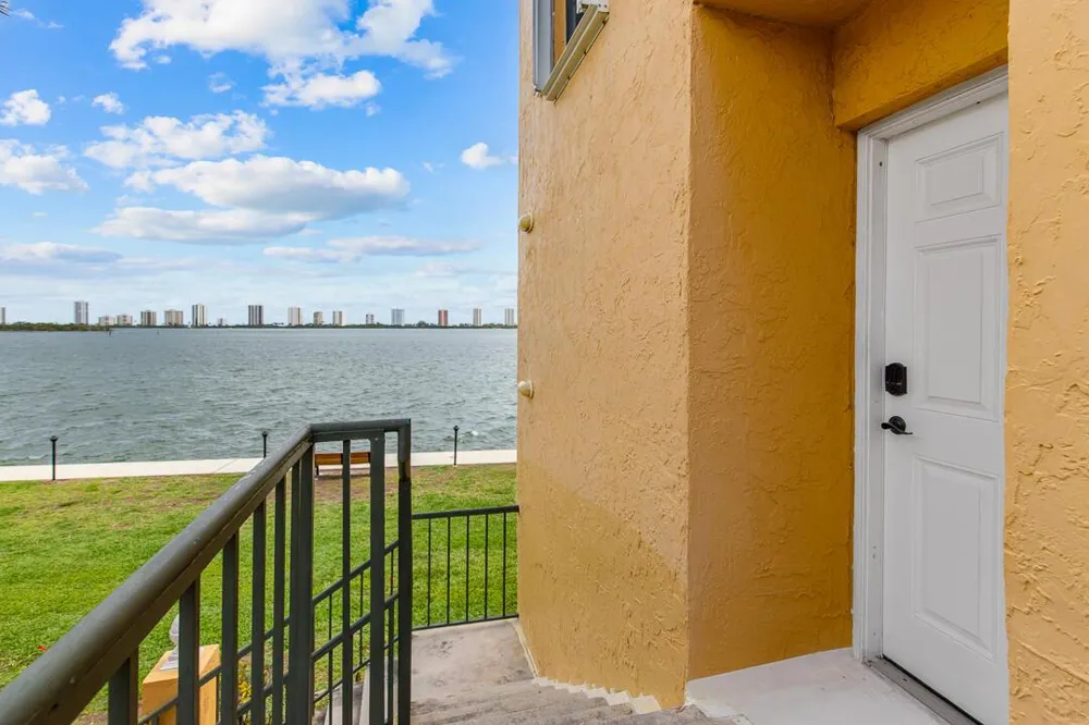 1060 Lake Shore Drive #201 West Palm Beach, FL 33403