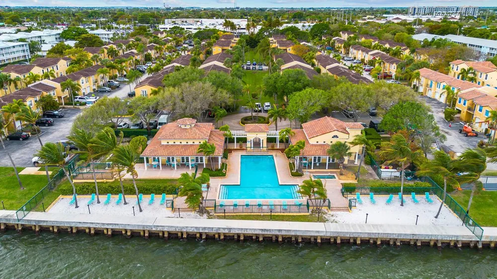 1060 Lake Shore Drive #201 West Palm Beach, FL 33403