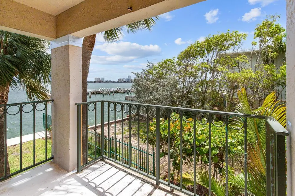 1060 Lake Shore Drive #201 West Palm Beach, FL 33403