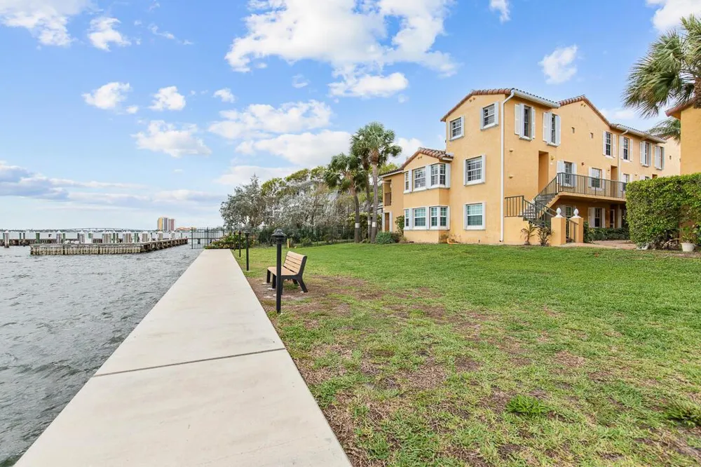 1060 Lake Shore Drive #201 West Palm Beach, FL 33403