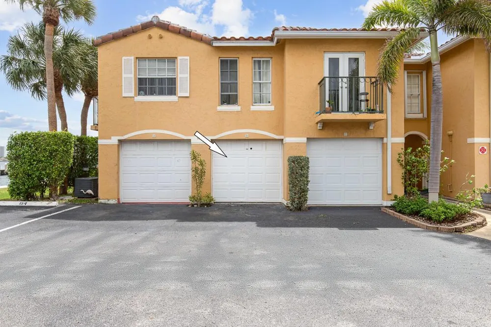 1060 Lake Shore Drive #201 West Palm Beach, FL 33403