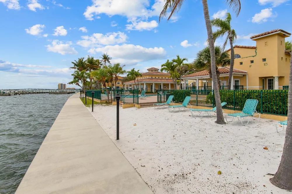 1060 Lake Shore Drive #201 West Palm Beach, FL 33403